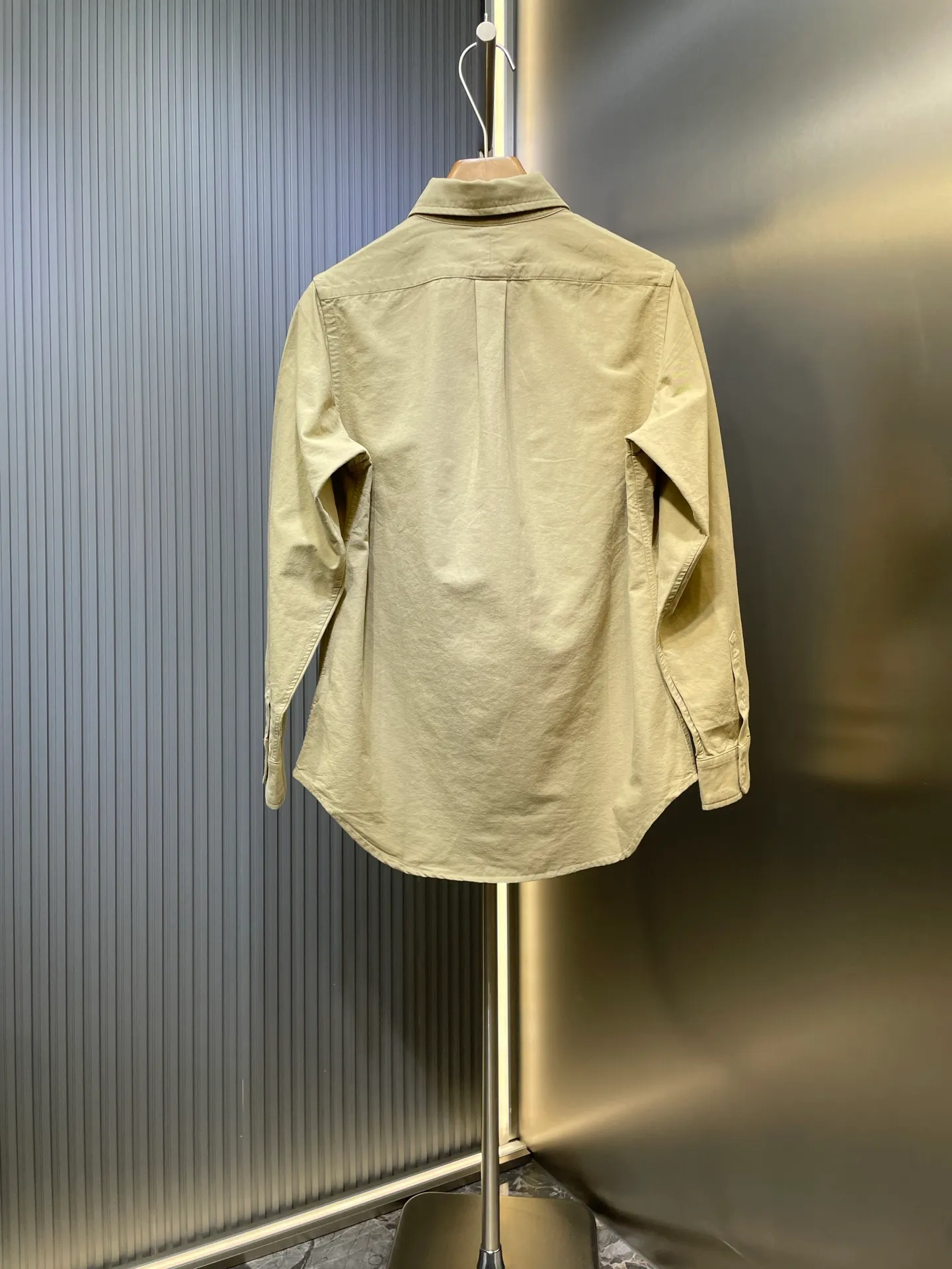 P370 Ralph Lauren 🌟 War Horse solid color shirt, macaron color, white upper body, loose fit, contrasting embroidery design on the cuffs and chest, button closure, can be paired with a skirt of the same color Size: xs-xl